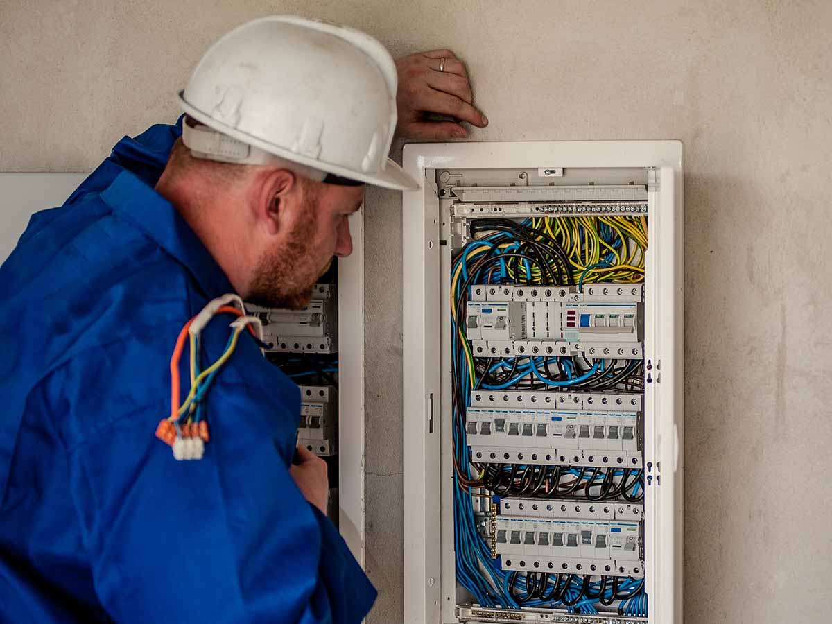 Elektriker, EFK, Überprüfung, ob der Sicherungskasten korrekt funktioniert, Installation neuer Kabel